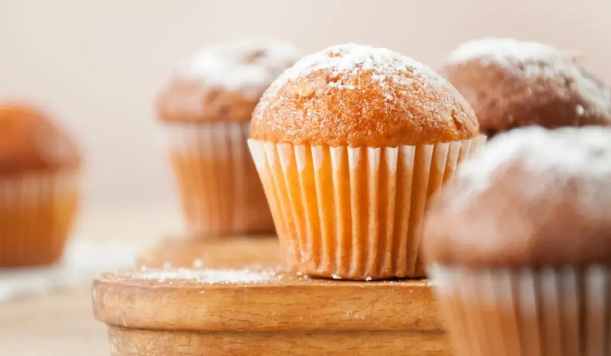 Puszyste muffinki posypane cukrem pudrem, idealne na dobry przepis na muffinki.