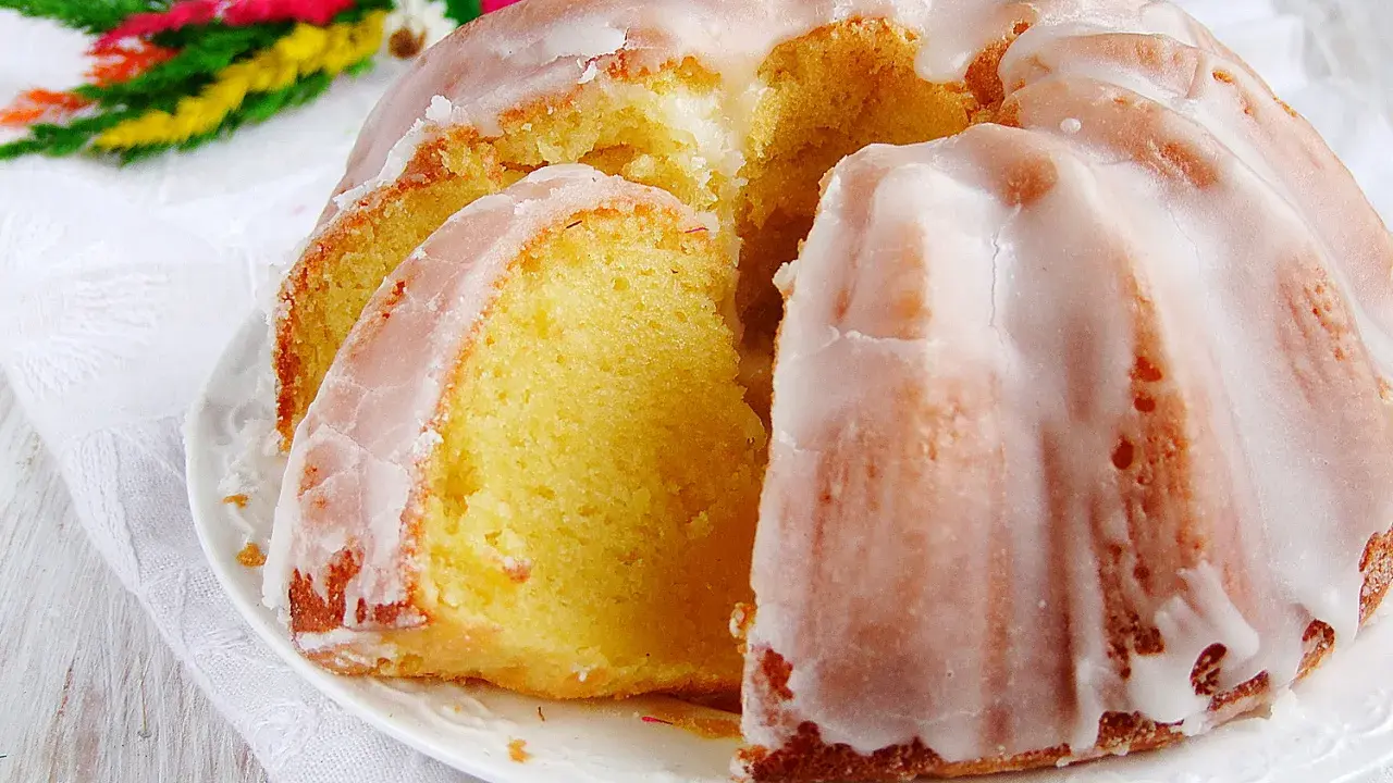 Pyszna babka jogurtowa, idealna na Wielkanoc. Ten przepis na szklanki jest prosty i szybki.
