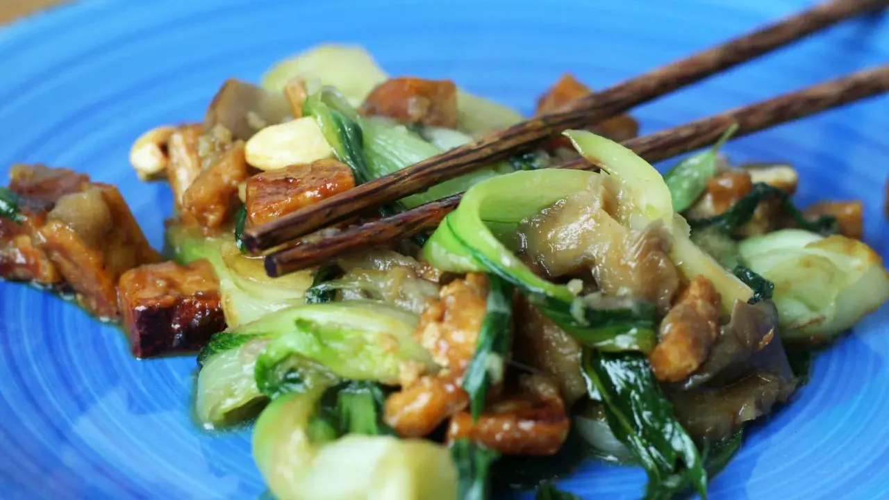 Pyszne danie z kapusty pak choi, tofu i orzechów nerkowca. Idealne przepisy na szybki obiad.