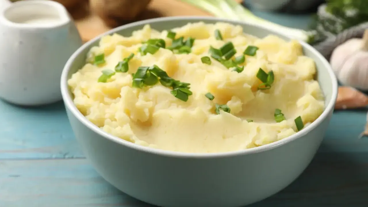 Pyszne puree ziemniaczane, idealne do obiadu. Dowiedz się, jak zrobić puree, które zachwyci każdego!