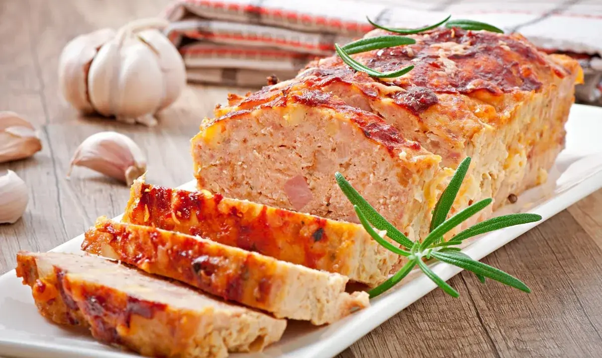 Tradycyjny klops, pokrojony na plastry, z czosnkiem i rozmarynem. Idealny przepis na obiad.