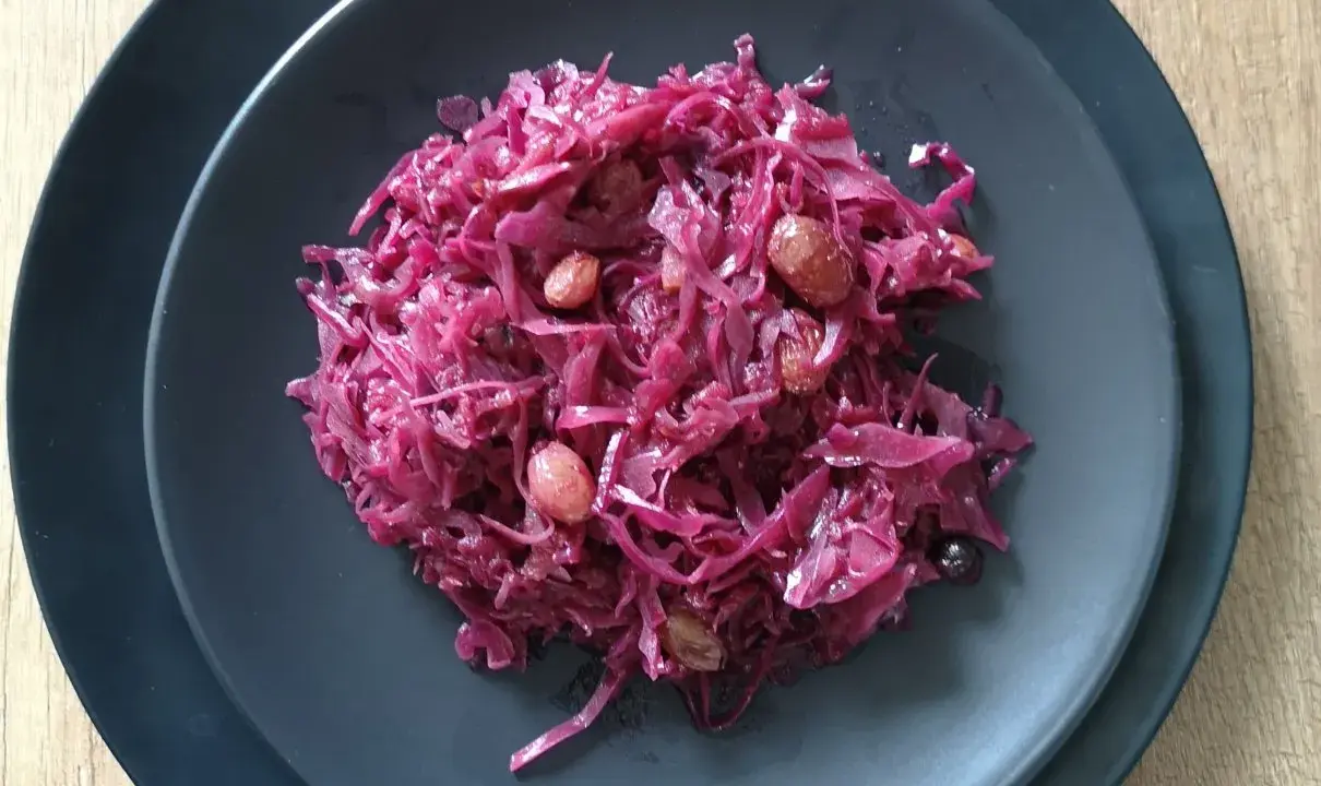 Czerwona kapusta przepis babci. Aromatyczna, duszona z rodzynkami, idealna na obiad.