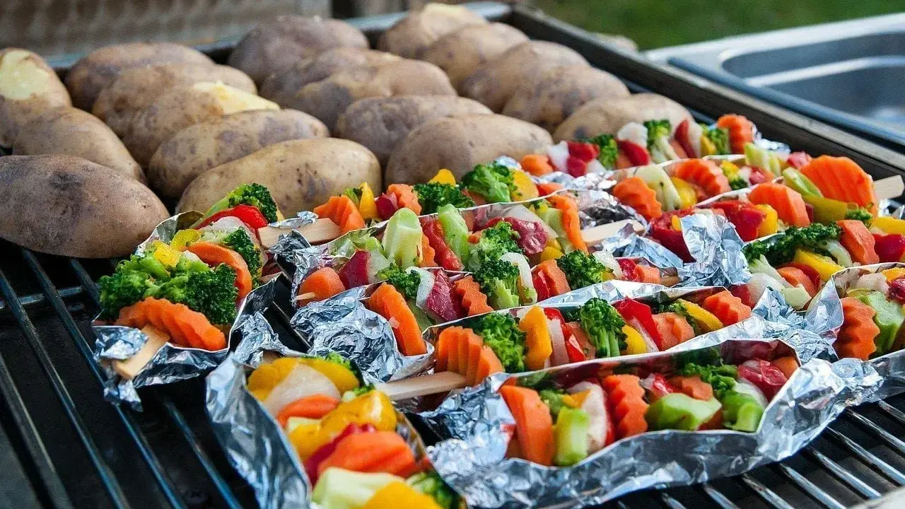 Grillowane szaszłyki z warzyw i ziemniaki na ruszcie.