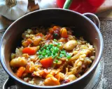 Pyszna kasza bulgur gotowanie z warzywami i fasolą, posypana szczypiorkiem. Aromatyczne danie, które zachwyca smakiem.