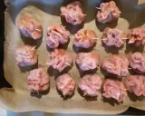 Gotowe do pieczenia sakiewki ze schabu, ułożone na papierze do pieczenia.