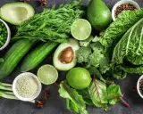 Bogactwo zielonych warzyw: awokado, brokuły, ogórki, groszek, sałata, szpinak, limonki, szczypiorek i kiełki.