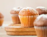Puszyste muffinki posypane cukrem pudrem, idealne na dobry przepis na muffinki.