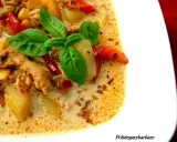 Zupa gyros Ania gotuje: kremowa, sycąca, z kawałkami kurczaka, ziemniaków i papryki, ozdobiona listkami bazylii.