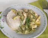 Pyszna pierś z kurczaka z cukinią w sosie śmietanowym, podana z ryżem i koperkiem.
