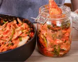 Domowe kimchi w słoiku i misce, przygotowywane z kapusty i przypraw.