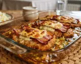 Pyszny kotlet po góralsku w naczyniu żaroodpornym, zapieczony z serem i boczkiem.
