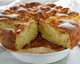 Puszyste ciasto z jabłkami na oleju i mleku, posypane cukrem pudrem. Idealne na deser.