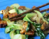 Pyszne danie z kapusty pak choi, tofu i orzechów nerkowca. Idealne przepisy na szybki obiad.