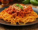 Pyszne spaghetti bolognese, idealne na obiad. Dowiedz się, jak zrobić spaghetti krok po kroku!