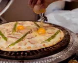 Na pizzę z boczkiem i szparagami dodawane jest jajko.