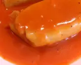 Pyszny sos pomidorowy do gołąbków, przygotowany na kostce rosołowej, otula delikatne mięso.