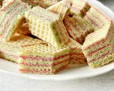 Kolorowe wafle z galaretką i śmietaną, idealne na deser. Ten przepis na wafle z galaretką i śmietaną zachwyci każdego!