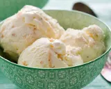 Kremowe lody z mascarpone w zielonej miseczce, idealne na upalny dzień.