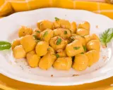 Kopytka z dyni wg Gesslerowej, delikatne i aromatyczne, posypane świeżą bazylią i okruszkami.