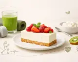 Szybki sernik z pół kilo sera, udekorowany owocami, obok zielonego smoothie, hantli i maty do ćwiczeń. Zdrowy wybór!