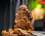 Pyszny, domowy kebab z kurczaka z piekarnika, parujący i gotowy do podania.