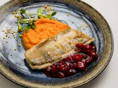 Smażona ryba z puree z marchewki i żurawiną. Idealny pomysł na szybki obiad, który zachwyci smakiem.