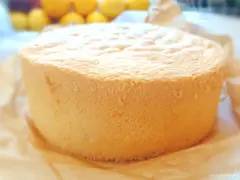 Wilgotny biszkopt z olejem, idealny do tortów. Puszysty i lekki, czeka na dekorację.