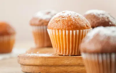 Puszyste muffinki posypane cukrem pudrem, idealne na dobry przepis na muffinki.