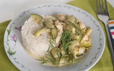 Pyszna pierś z kurczaka z cukinią w sosie śmietanowym, podana z ryżem i koperkiem.