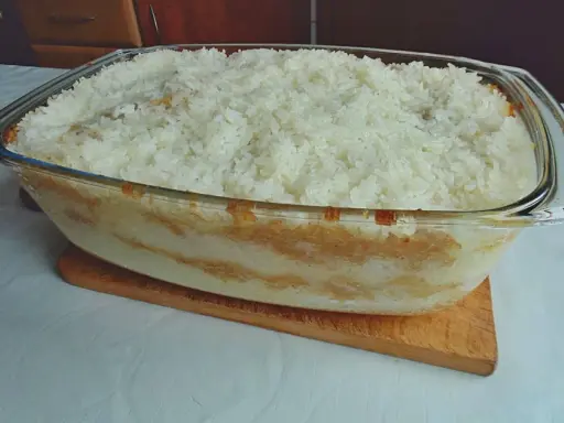 Zapiekany ryż z jabłkami i cynamonem w szklanej formie.
