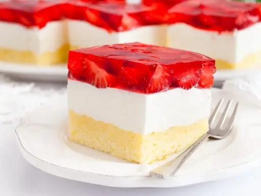 Proste ciasto z serkiem mascarpone i galaretką truskawkową, z puszystym biszkoptem. Idealne na deser.