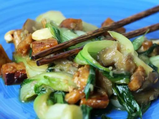 Pyszne danie z kapusty pak choi, tofu i orzechów nerkowca. Idealne przepisy na szybki obiad.