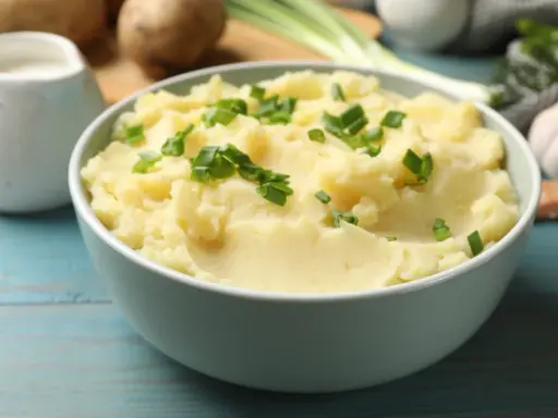 Pyszne puree ziemniaczane, idealne do obiadu. Dowiedz się, jak zrobić puree, które zachwyci każdego!