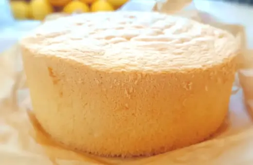 Wilgotny biszkopt z olejem, idealny do tortów. Puszysty i lekki, czeka na dekorację.