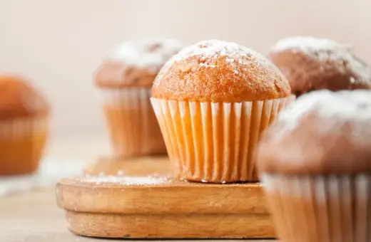 Puszyste muffinki posypane cukrem pudrem, idealne na dobry przepis na muffinki.