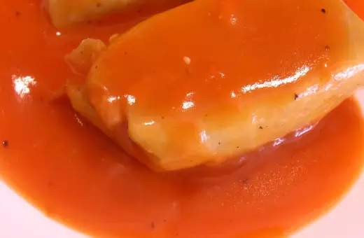 Pyszny sos pomidorowy do gołąbków, przygotowany na kostce rosołowej, otula delikatne mięso.