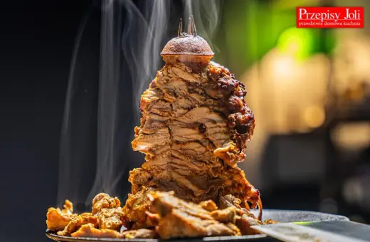 Pyszny, domowy kebab z kurczaka z piekarnika, parujący i gotowy do podania.
