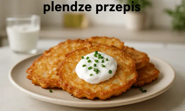 Plendze (placki ziemniaczane) z kwaśną śmietaną i szczypiorkiem na talerzu.