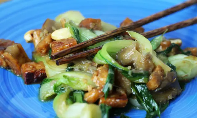 Pyszne danie z kapusty pak choi, tofu i orzechów nerkowca. Idealne przepisy na szybki obiad.