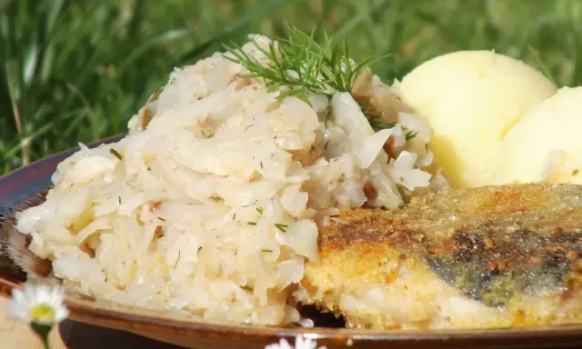 Pyszne danie jednogarnkowe z kapusty białej, ziemniaki i ryba w panierce. Idealne na letni obiad na świeżym powietrzu.