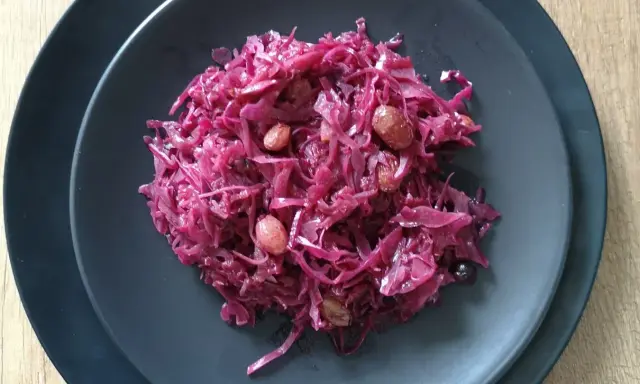 Czerwona kapusta przepis babci. Aromatyczna, duszona z rodzynkami, idealna na obiad.