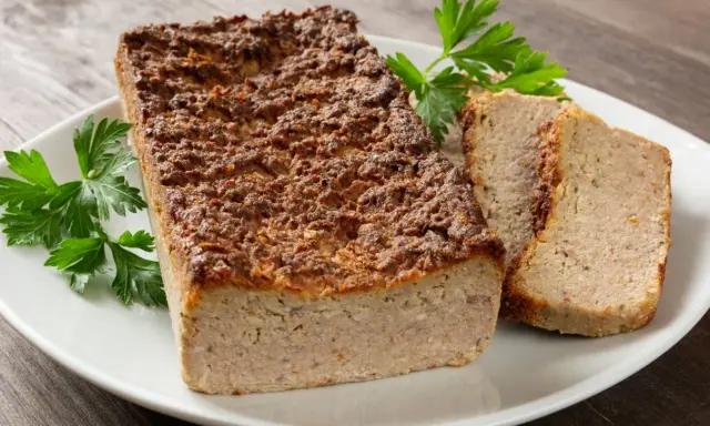 Szybki pasztet z mięsa z rosołu, chrupiący na wierzchu, podany na talerzu z natką pietruszki. Idealny na kanapki.