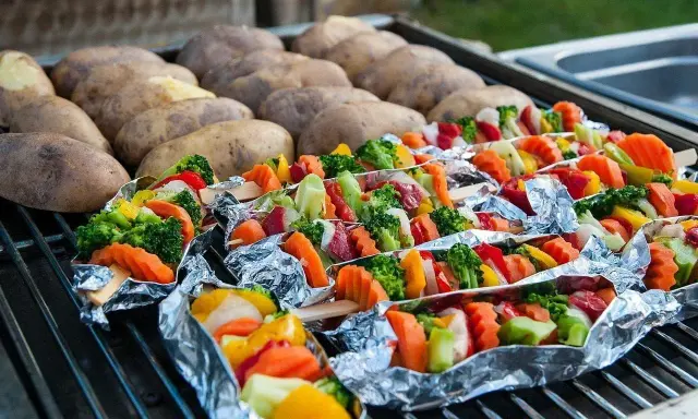 Grillowane szaszłyki z warzyw i ziemniaki na ruszcie.