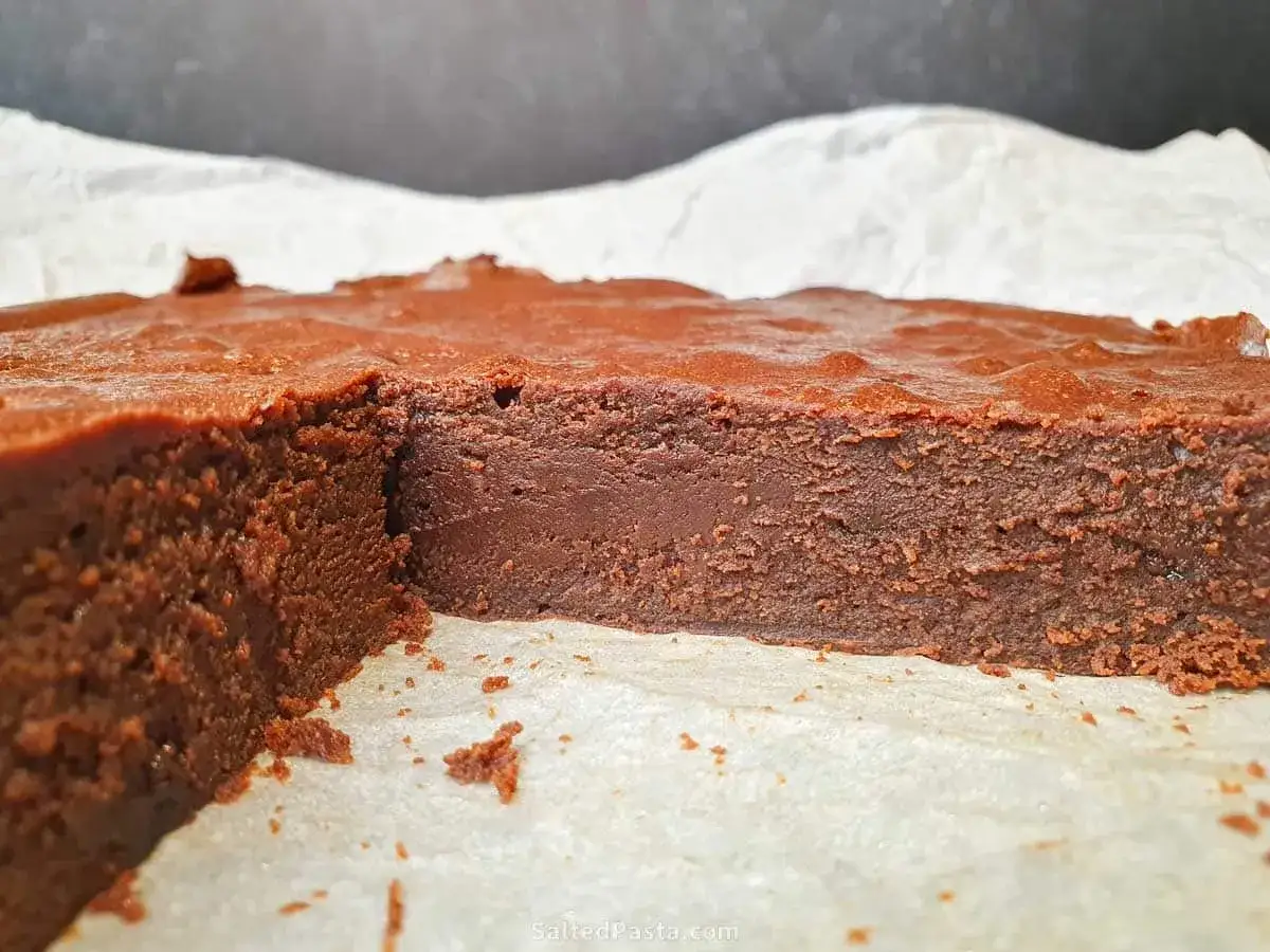 Wilgotne ciasto brownie z płynną czekoladą, idealne na deser.