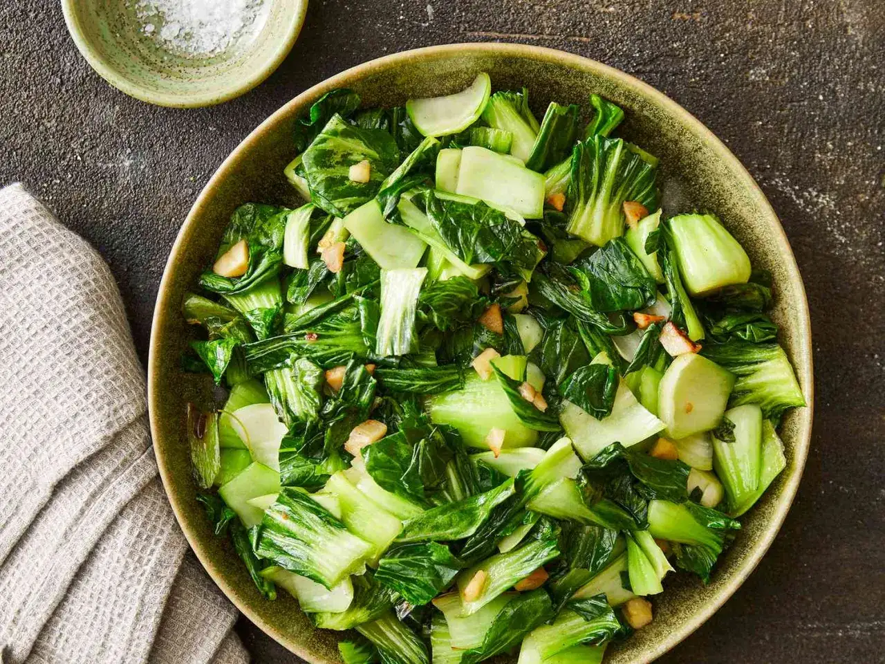 Smażona kapusta pak choi z czosnkiem, idealna do szybkich i zdrowych przepisów.