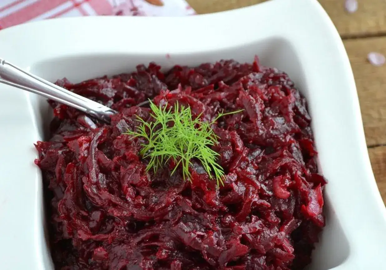 Pyszne buraczki zasmażane, gotowe do podania. Idealny dodatek do obiadu, który każdy chce zrobić.