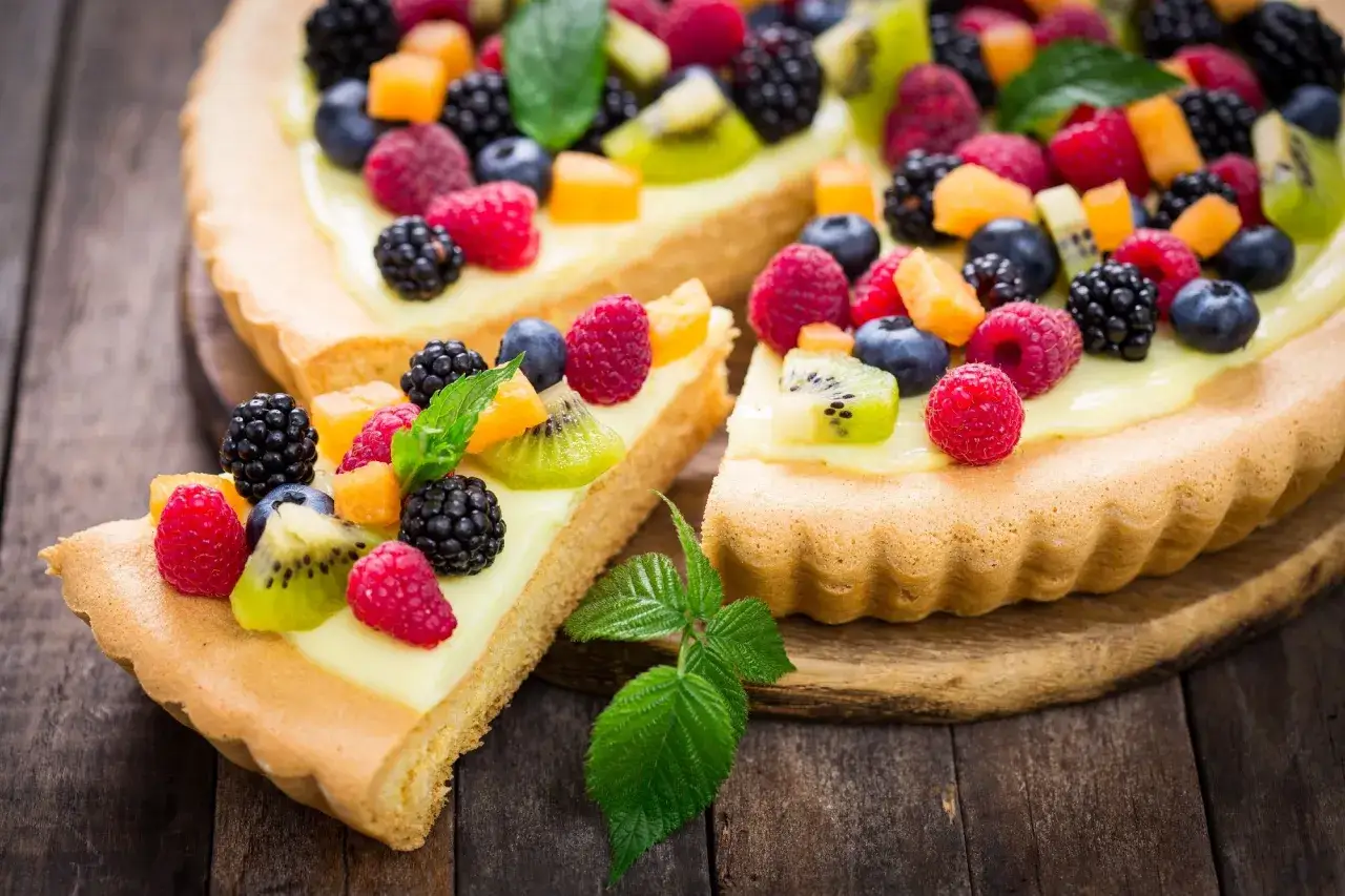 Słodka tarta z kremem i owocami leśnymi, kiwi i pomarańczą. Idealny przepis na ciasto do tarty na słodko.