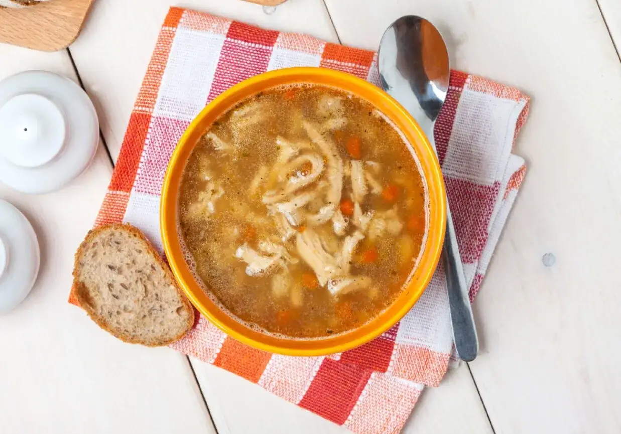 A miseczka flaków, czyli tradycyjnej polskiej zupy z wołowych żołądków, z kawałkiem chleba.