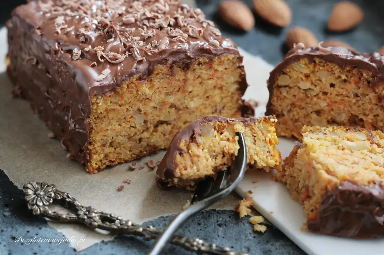 Pyszne ciasto bez glutenu z polewą czekoladową i orzechami. Idealne na deser dla każdego.