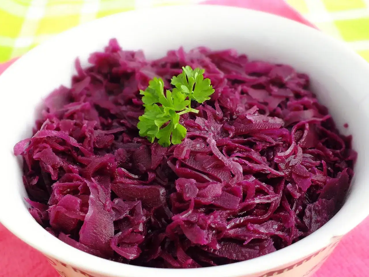 Czerwona kapusta, przepis babci. Aromatyczne, duszone liście z gałązką pietruszki na wierzchu.